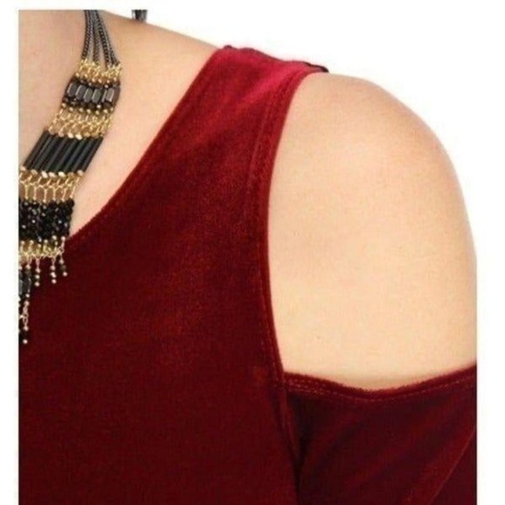 Willow and Clay Top Women Medium Burgundy NWT Cold Shoulder Velvet Crop - Picture 6 of 8
